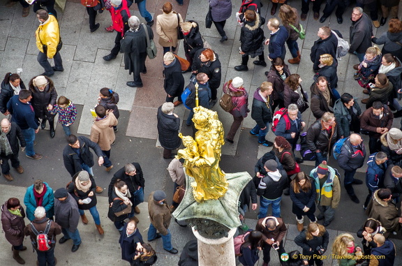 View of Mariensäule in Marienplatz (2348 ទស្សនា) View of Mariensäule from the Rathausturm. On top of this Marienplatz column is the golden statue of... View of Mariensäule in Marienplatz